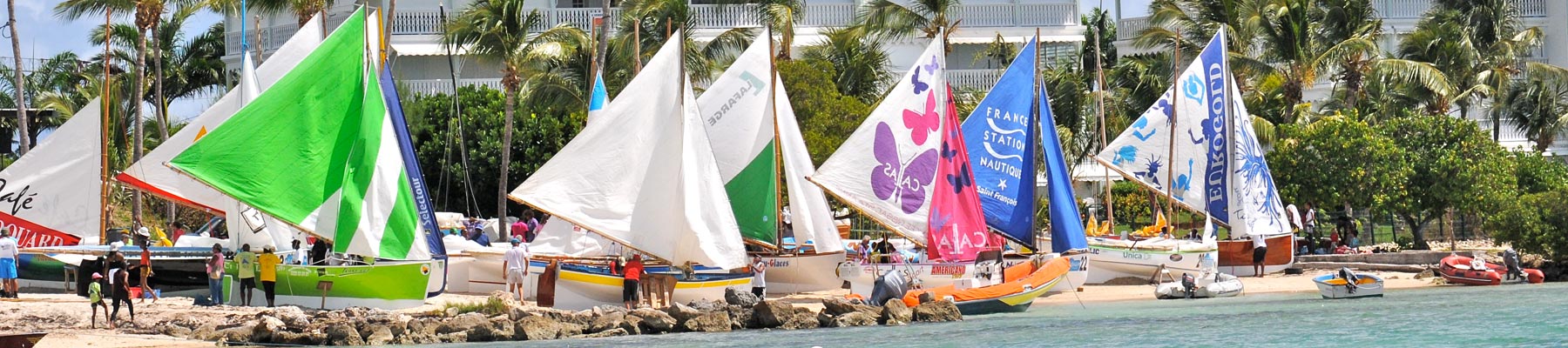 Bateaux de voile traditionnelle sur la base nautique de Saint-François